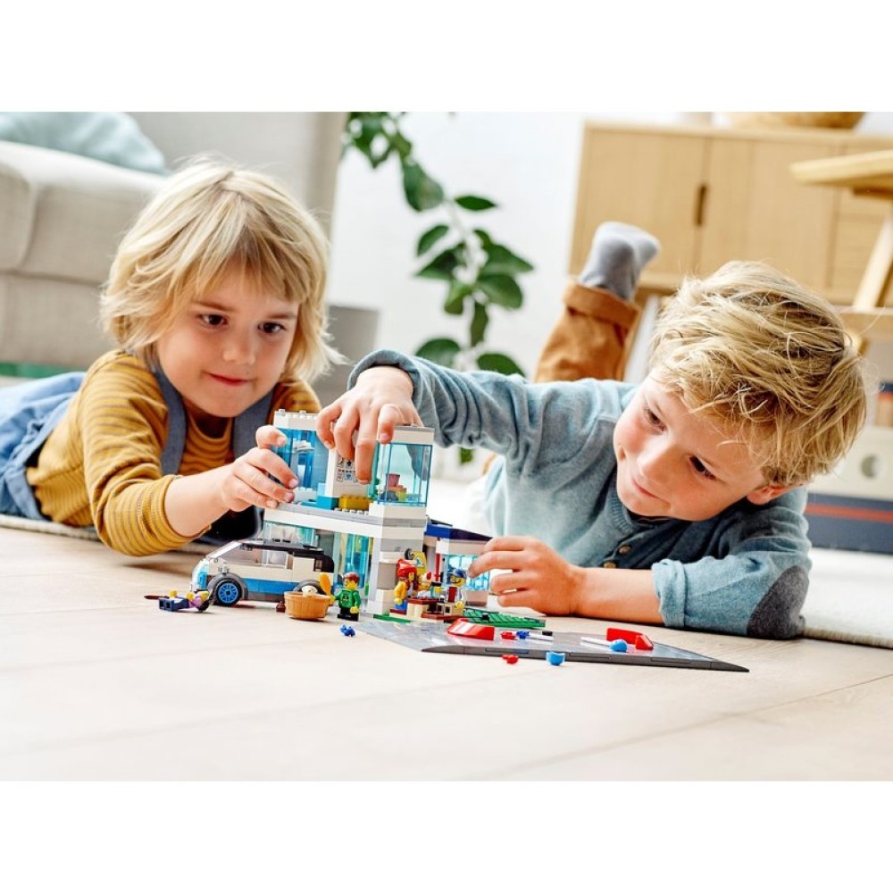 Конструктор LEGO City Современный дом для семьи (60291)