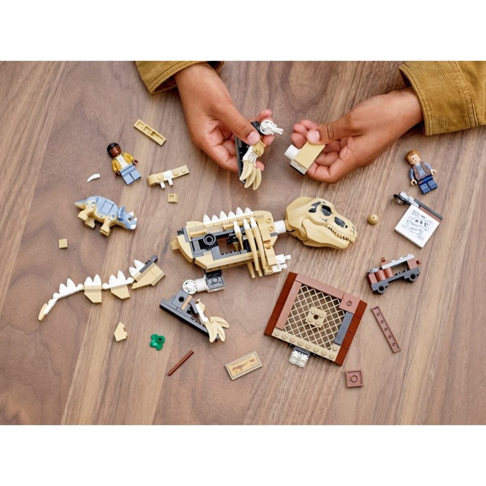Конструктор LEGO Jurassic World Скелет тираннозавра на выставке 76940