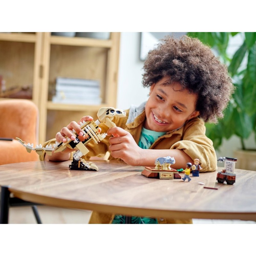 Конструктор LEGO Jurassic World Скелет тираннозавра на выставке 76940