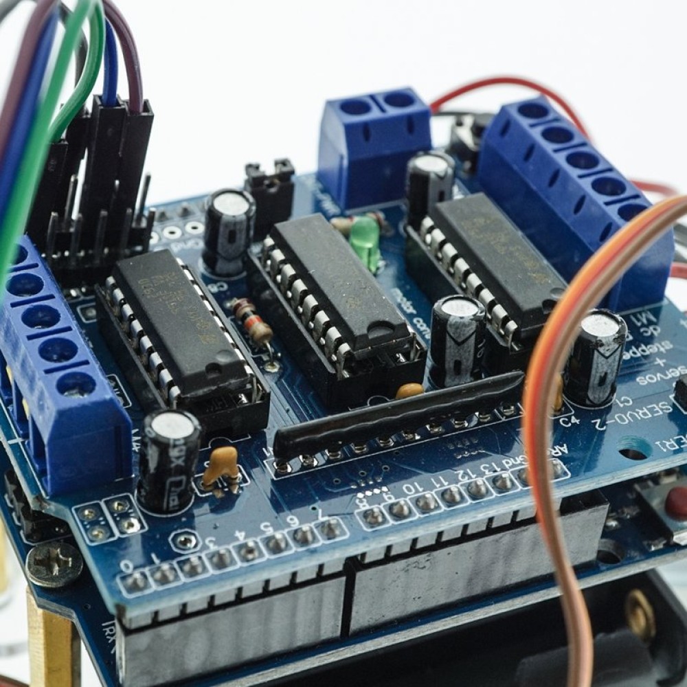 Конструктор Arduino Робомашинка с датчиком для огибания препятствий + руководство пользователя